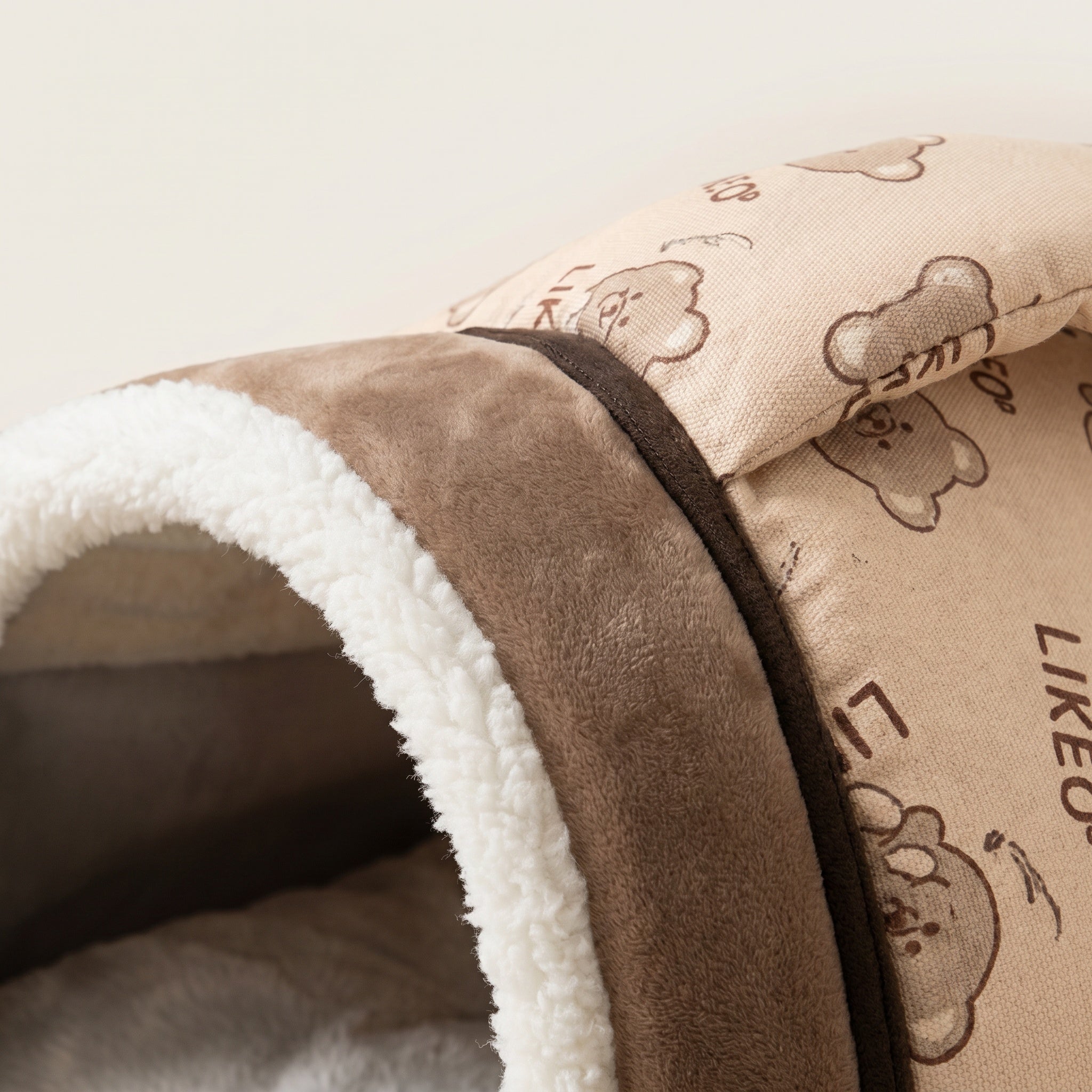 Tente pour chien en peluche avec pompon