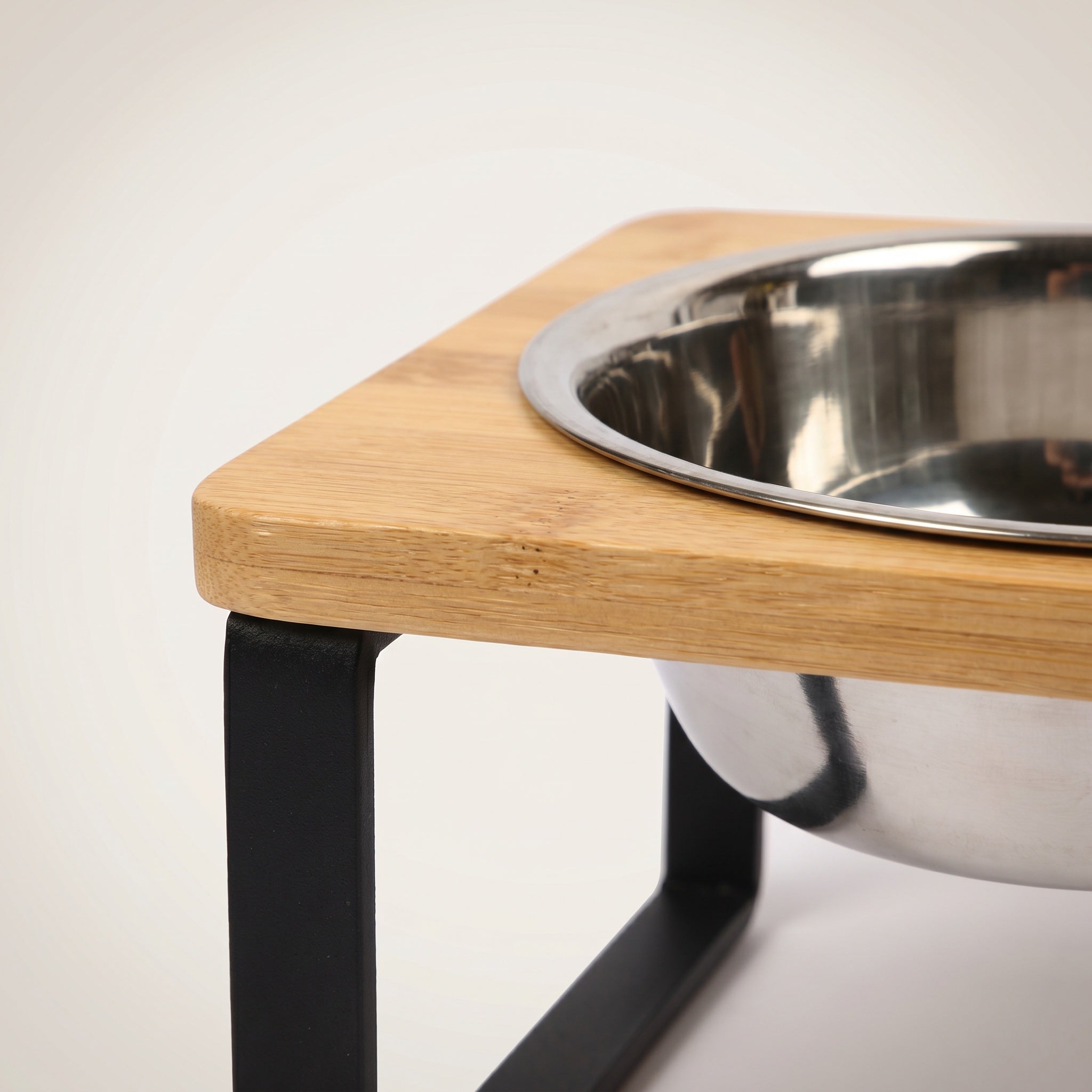 Gamelle surélevée en bois et acier pour chien
