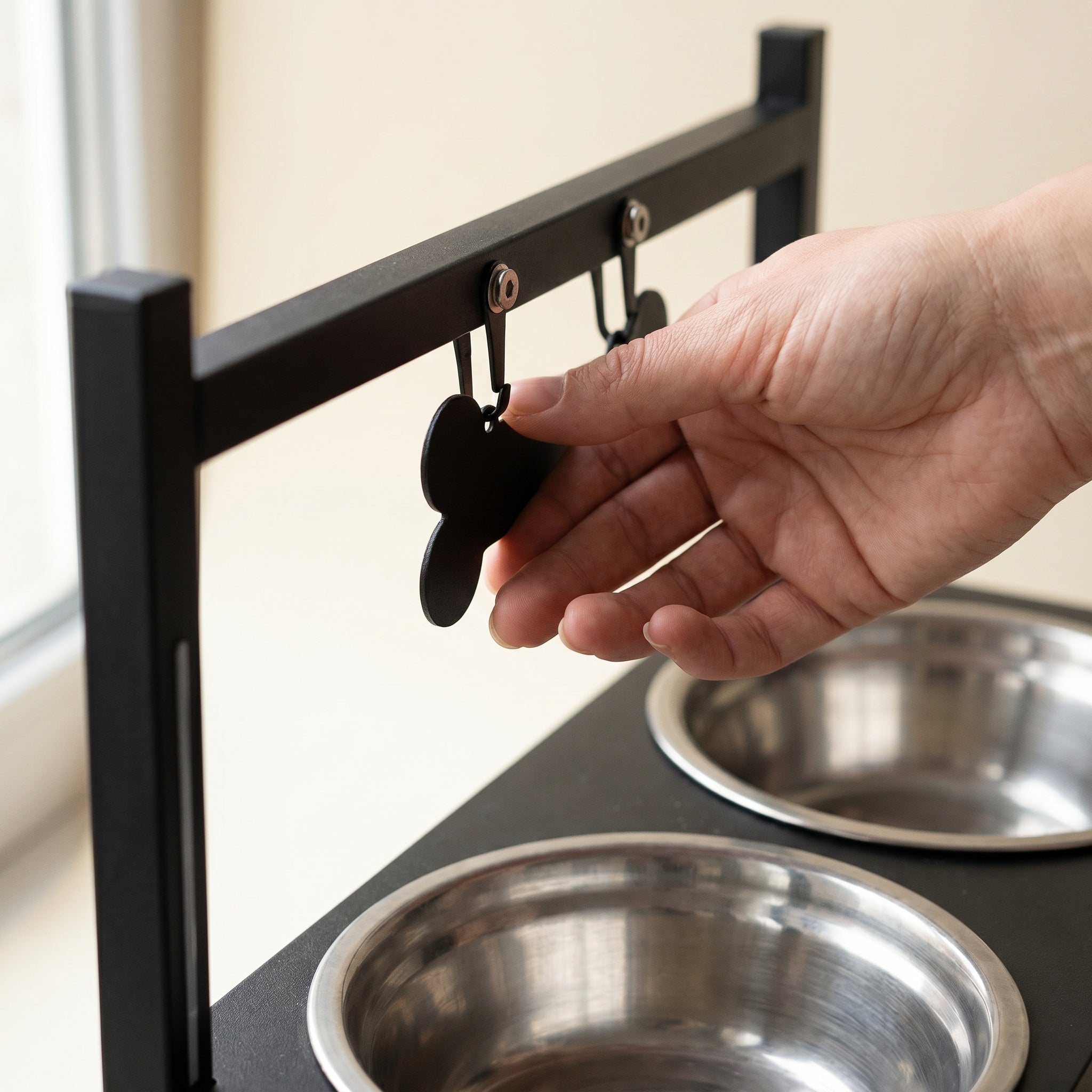 Gamelle surélevée noire en métal pour chien